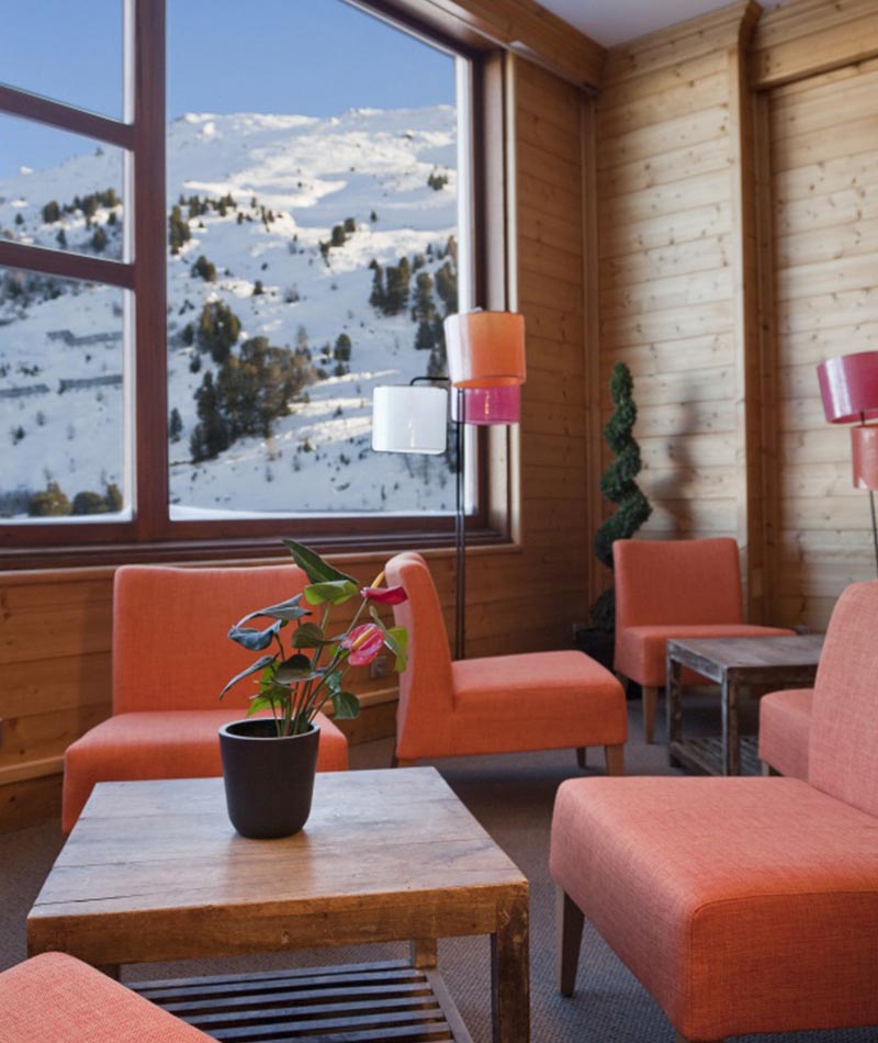 village vacances Alpes salon avec cheminée Arc 2000